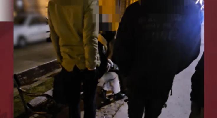 Videón, ahogy egy drogkereskedő padon ülve szolgálja ki vevőit az Andrássy úton