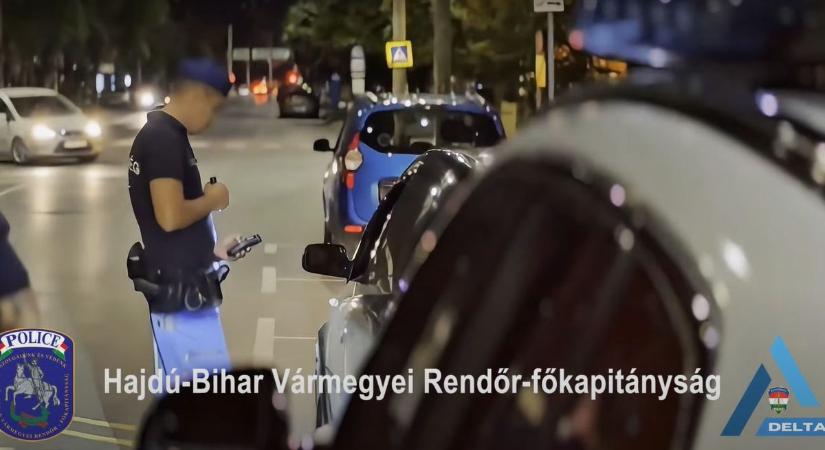Csapatokban küldték ki a rendőröket a debreceni éjszakába! Videón a razzia, amit sokan testközelből láthattak