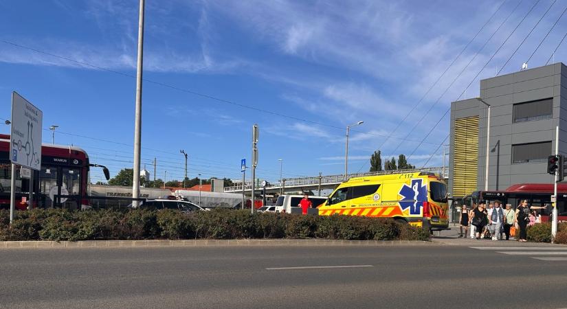 Részeg férfi randalírozott a kaposvári állomáson – a rendőr akarta elvinni, de végül a mentő tette meg