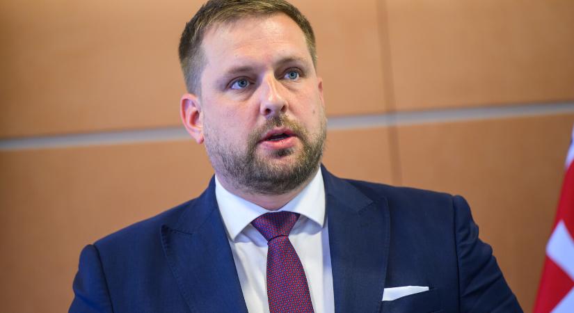 A PS felszólította az egészségügyi minisztert, azonnal ismertesse a vakcinaelemzés eredményét