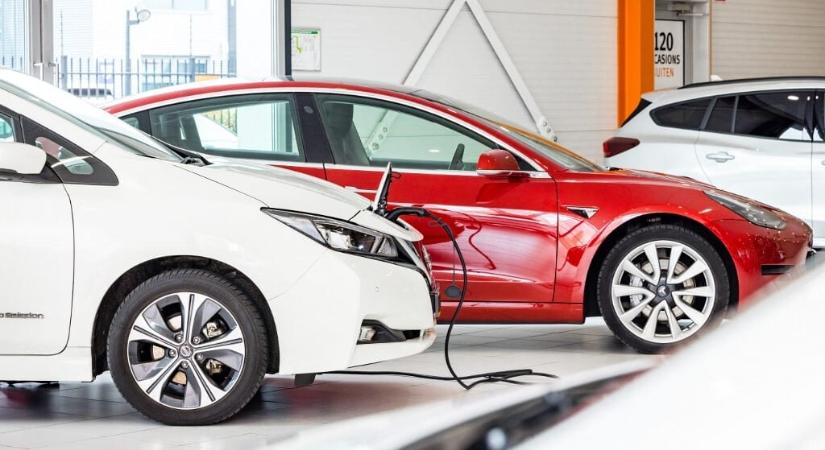 Egy év alatt milliókkal lett olcsóbb a használt Tesla Model 3 itthon, viszi magával a piacot is