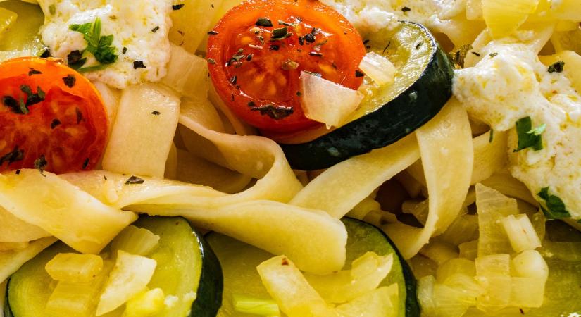 30 perces cukkinis-paradicsomos tészta: könnyű, húsmentes recept