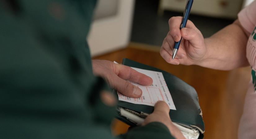 Közölte a Posta, hogyan kézbesítik a 30 ezer forintos nyugdíjas élelmiszer-utalványokat