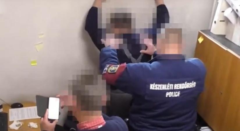 Műszaki vizsgabiztos maffiát kapcsolt le a rendőrség – ezerszer fogadtak el kenőpénzt, pálinkát az ügyfeleiktől