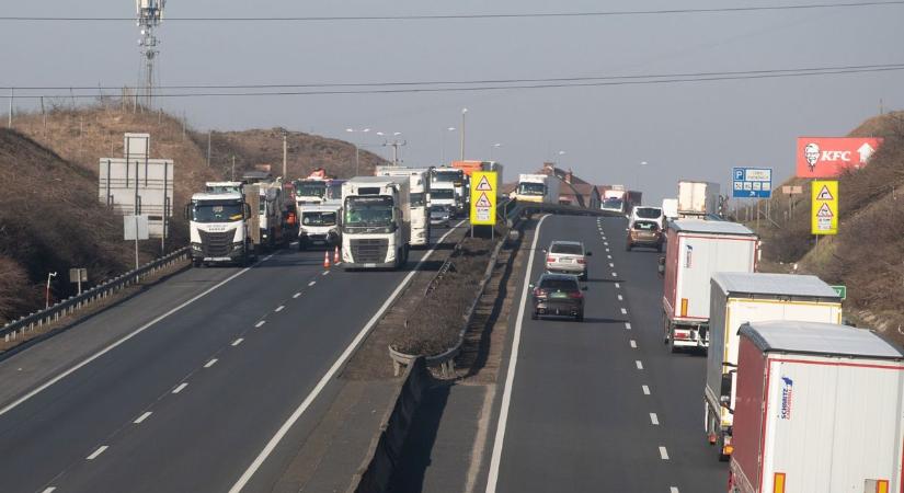 Továbbra is hatalmas a torlódás az M1-esen a reggeli baleset után