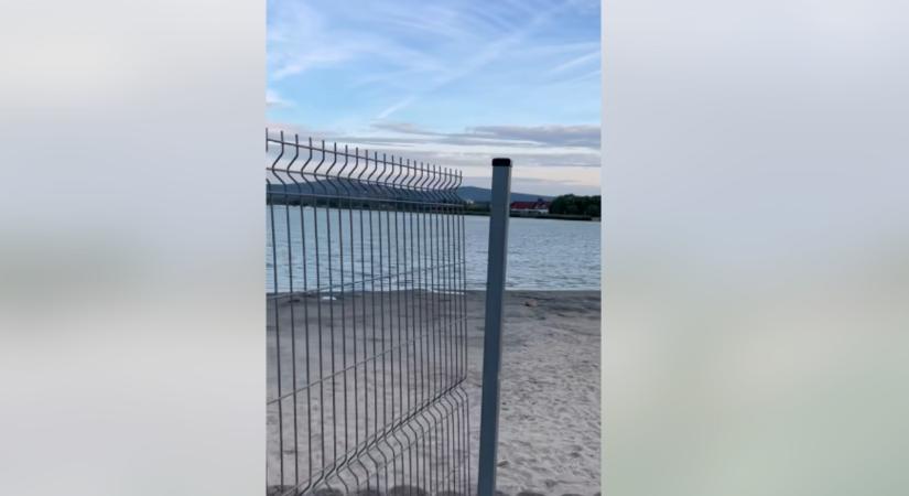 Újra a fürdőzőké lesz a szabadstrand: elbontják a Velence Korzón önkényesen felállított kerítést