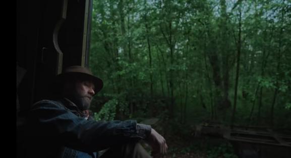 Gyönyörű természeti képek és egy tragédia: itt a Train Dreams Netflix-film előzetese
