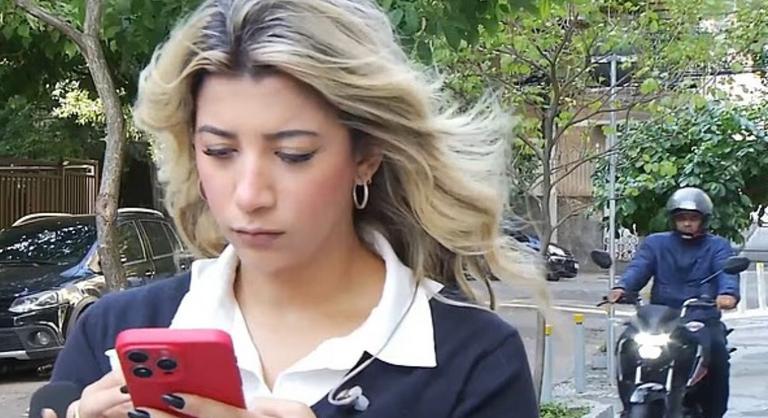 Már vette a kamera a riportert, amikor egy motoros az élő adás előtt ellopta tőle a telefonját