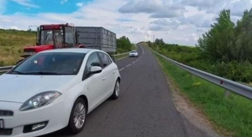 Centikre a tragédiától egy ostoba előzés miatt: leszorította a motorost a Fiat a dunántúli főúton – ritka félelmetes videó