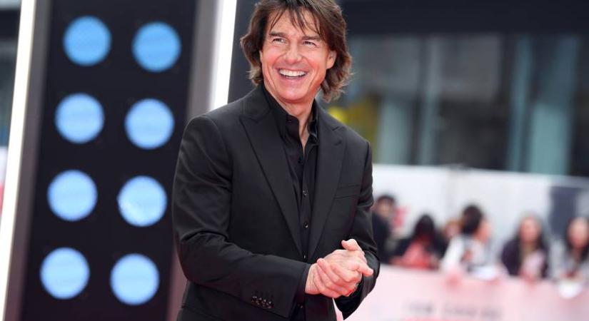 Tom Cruise-t és 26 évvel fiatalabb párját kéz a kézben kapták le az utcán: először láthatjuk őket így