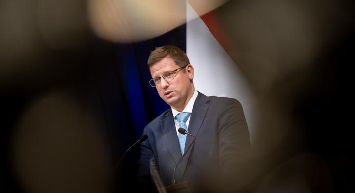 Gulyás szerint nem közpénzből készítenek közvélemény-kutatást