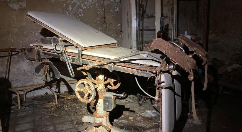 Elfeledett orvosi bunker a föld mélyén: horrorisztikus lelet egy urbex fotós kameráján keresztül fotó