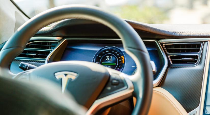Egykori slágertermékeit vonta ki Európából a Tesla