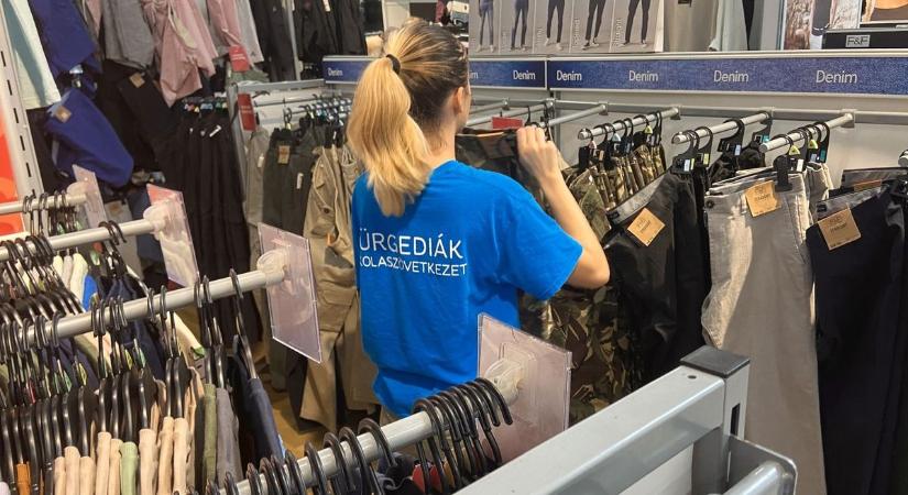 Csigatempóban dolgozott a diáklány – a boltban álló férfi nem bírta szó nélkül!