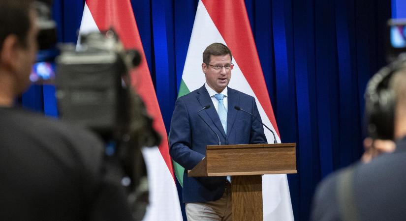 Gulyás Gergely nem látta azt a képet, amelyen Orbán Viktor Dopemannel feszít