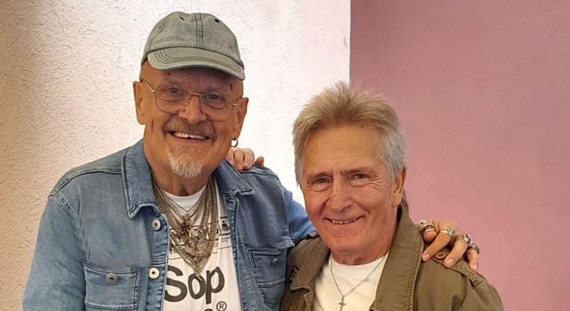 Élő legendák, ha találkoznak - Séta közben futott össze a két énekes