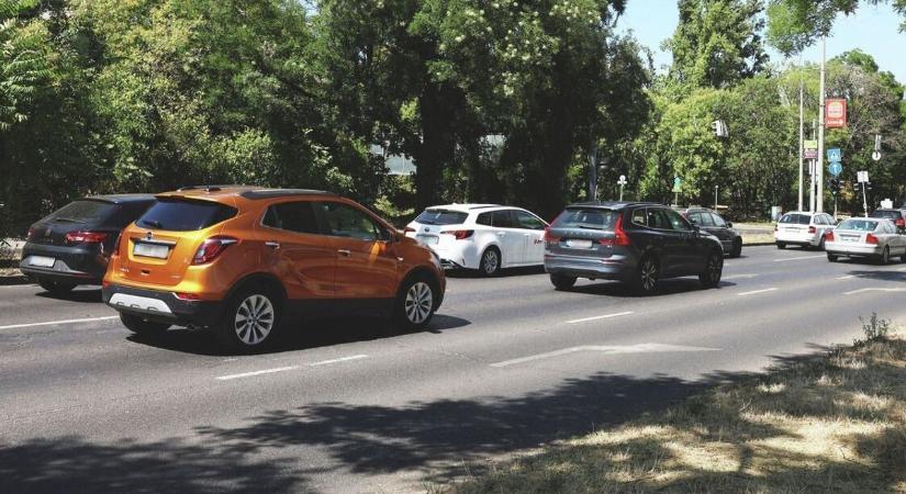 Szembe ment a forgalommal, majd parkoló autókba csapódott autójával egy nő Szolnokon