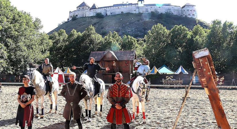 Európa-szerte híres lett a sümegi lovas show – még mongol kaszkadőrök is fellépnek (galéria)