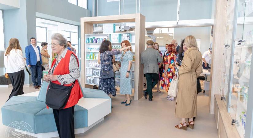Marosvásárhely: nyomokban sem tartalmaz magyar nyelvet az egyetemi gyógyszertár