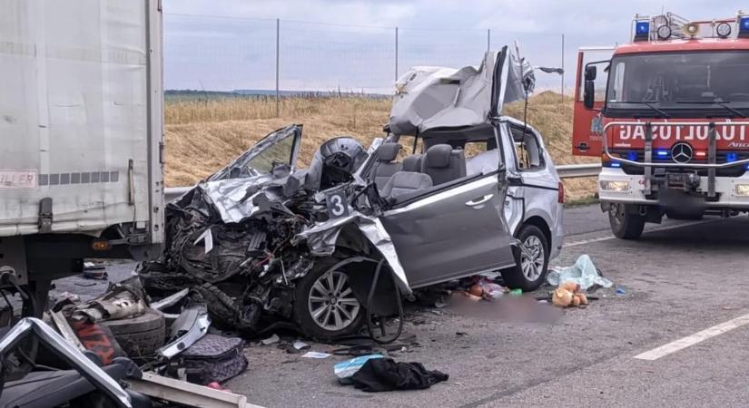 „Lehet, hogy ennyi volt...a kislány” – szívszaggató videón, ahogy egy rendőr is elsírja magát a balesetnél