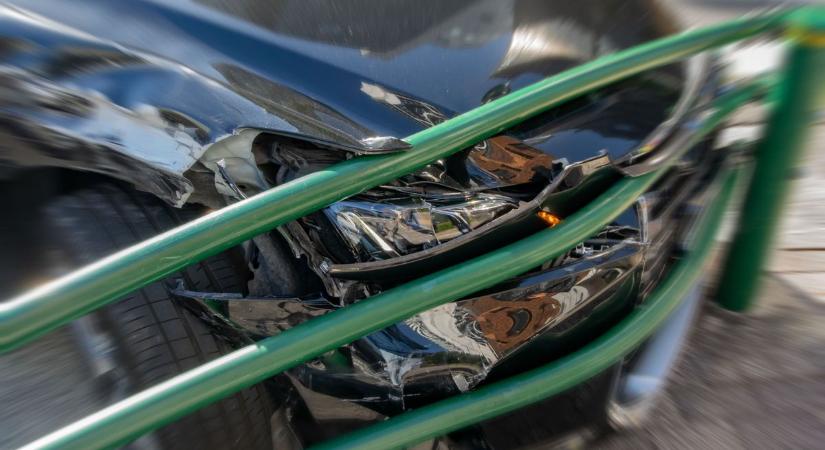Szalagkorlátnak ütközött egy autó az M43-as autópályán – megállították a forgalmat az érintett pályaszakaszon