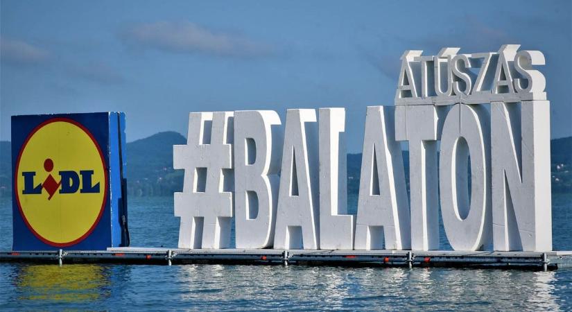 Hihetetlen: a várható vihar miatt megint lefújták a Balaton-átúszást