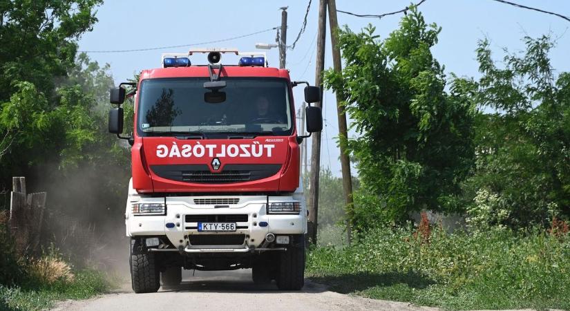 Hatalmas lángok csaptak fel Baranyában - az utat is lezárták