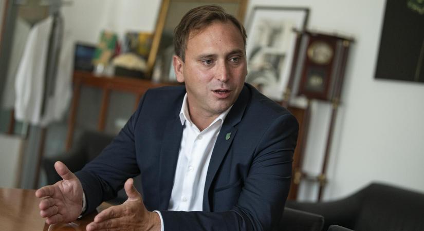 Csalók élnek vissza a II. kerületi polgármester nevével, késkészletet árulnak