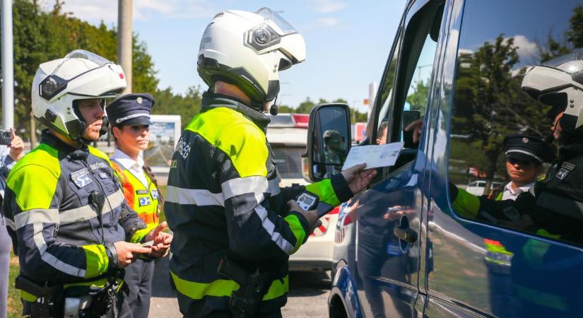 Autókkal, motorokkal lepték el a rendőrök az M3-as autópályát, ezért ment mindenki a borsodi pihenőhöz - fotókkal, videókkal
