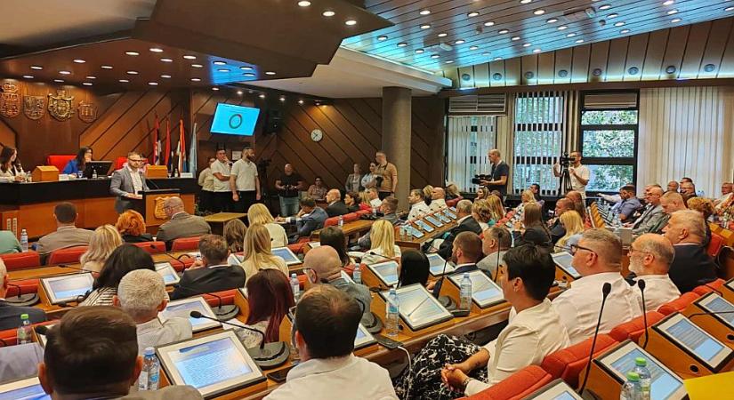 A haladó városvezetés emlékművet állíttat a vasútállomáson történt tragédia áldozatainak