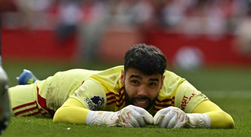 Félpályás gólt kapott az Arsenal kapusa, David Raya