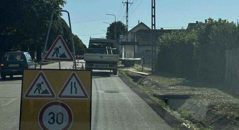 Csőtörés a buszmegállónál – körültekintést kérnek az utasoktól!