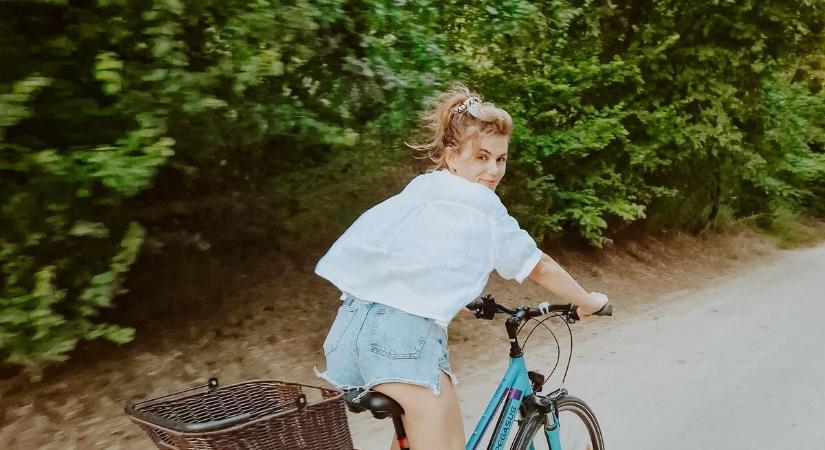 Csobot Adél biciklire pattant, így lazít Szegeden a 3 testőr sztárja
