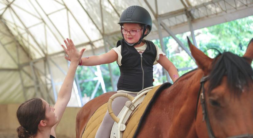 Ez több mint nyaralás: rászoruló gyerekek álma válhat valóra a lovastáborban – videóval, galériával