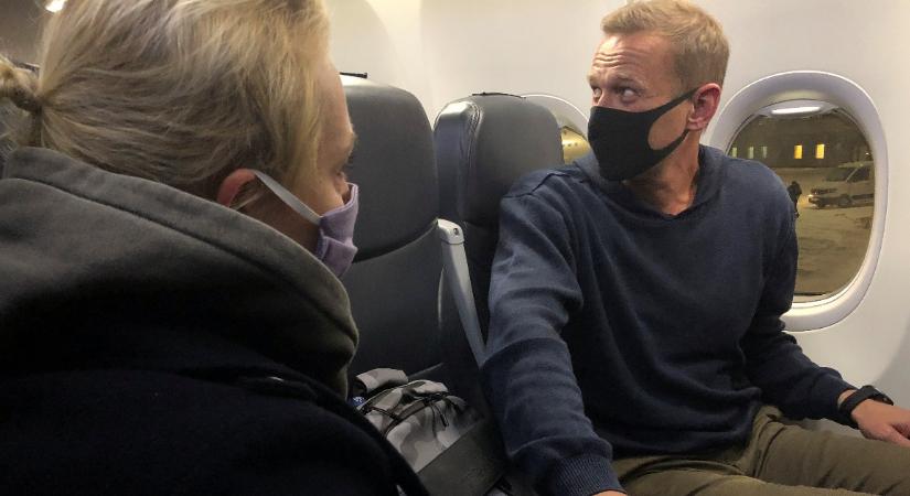 Leszállt a megmérgezése után hazatérő Alekszej Navalnij gépe Moszkvában