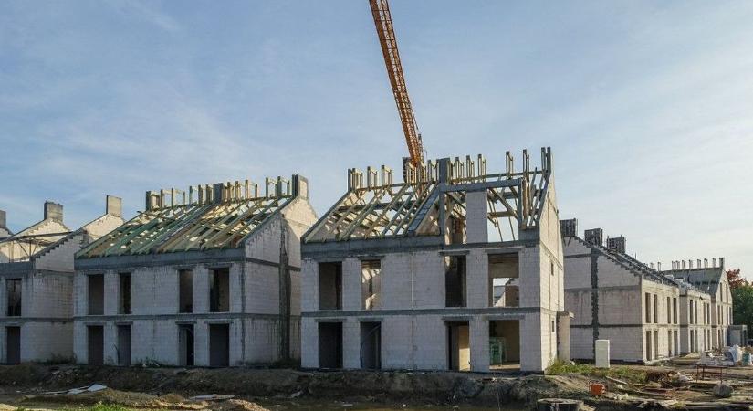 Rohamléptekkel zajlik az ukrán térfoglalás: ennek a kárpátaljai városkának már annyi