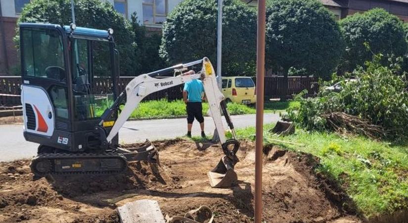 Elkezdődött a gyalogátkelőhely kialakítása a Középkerti Általános Iskola előtt Hajdúböszörményben