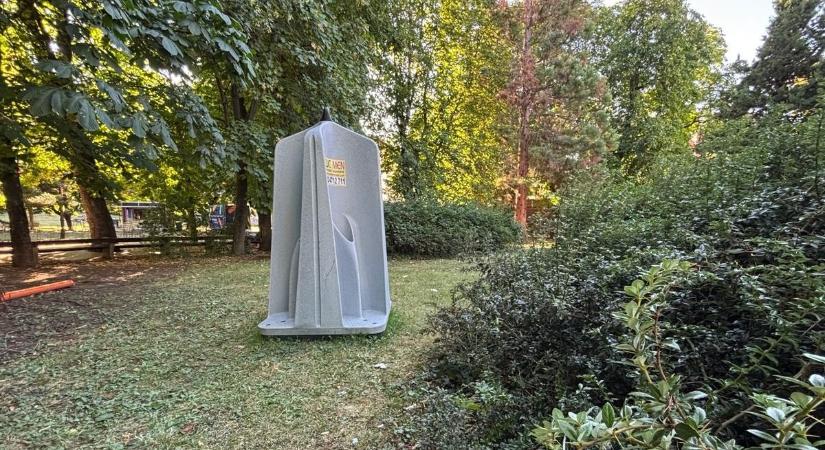 Piszoár a park közepén: meghökkentő installáció sokkolja a kedélyeket