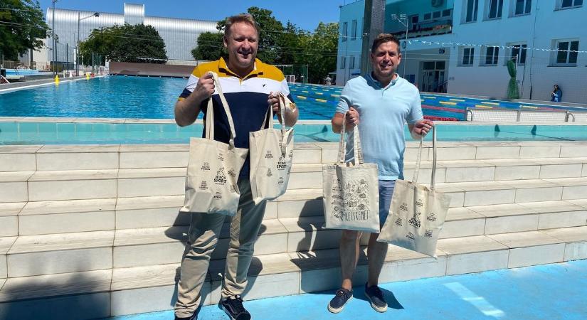 Tízezredik vendégként négy táskányi meglepetéssel távoztak a Széktói Strandról – galériával