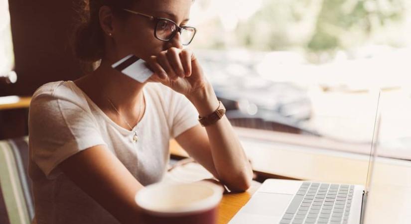 Vizsgálat indult egy népszerű webshop ellen: a GVH szerint megtéveszthette a vásárlókat