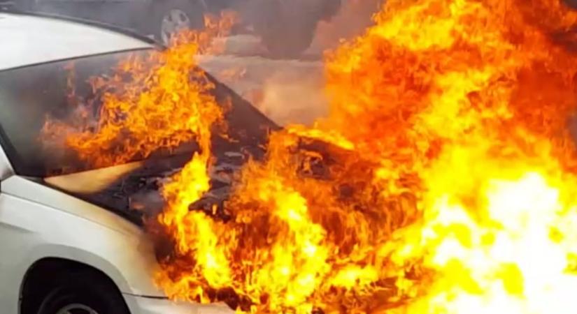 Kigyulladt három busz és több autó Cegléden (videóval)