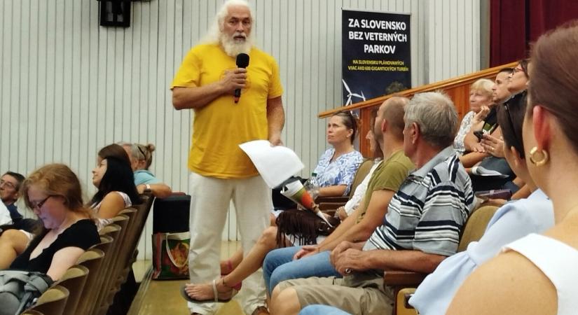 „Nincs szükségünk táncoló kéményekre!” – tiltakoznak a Duslo vegyi gyár tövében élők a szélerőműpark ellen