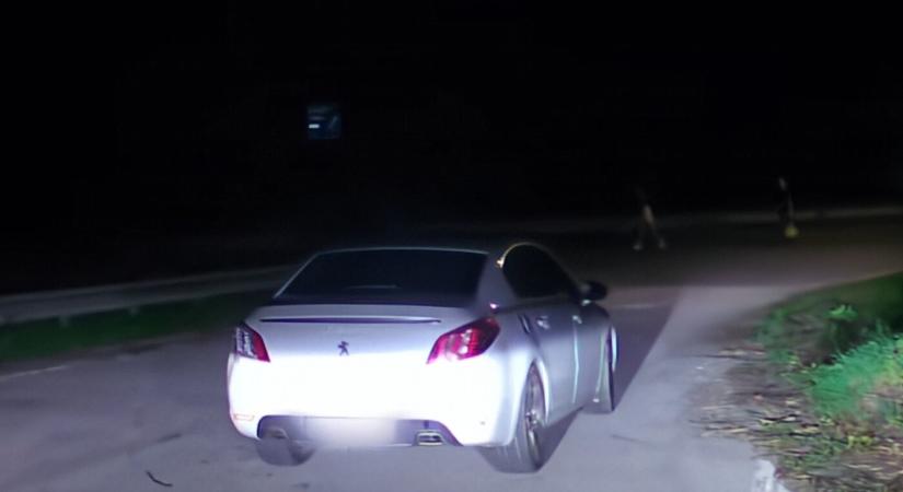 Lopott autót vezetett, jogosítvány nélkül, bedrogozva egy férfi Szencen (VIDEÓ)