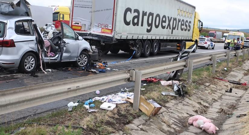 Négy ember, köztük egy gyerek halt meg az M1-esen: videót közölt a rendőrség