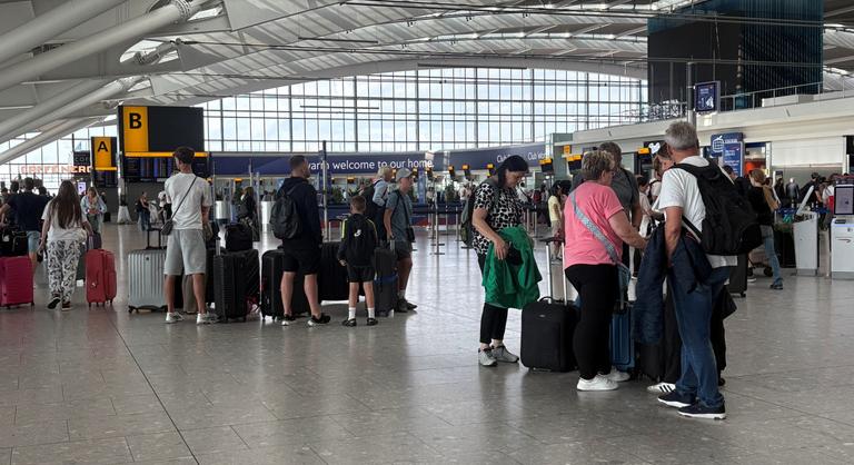 Teljes káosz volt a brit reptereken, váratlan hiba miatt ragadtak ezrek a földön