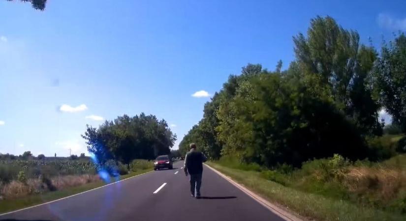 A főút közepén gyalogolt a férfi, de rendőrök résen voltak (videó)