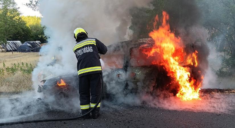 Buszok, kamion és más járművek is lángra kaptak egy ceglédi telephelyen – videó