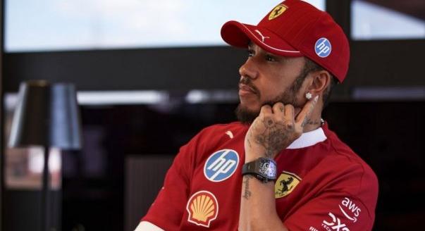 Hamilton: Hiszek a Ferrariban, az egész csapat fejlődni szeretne