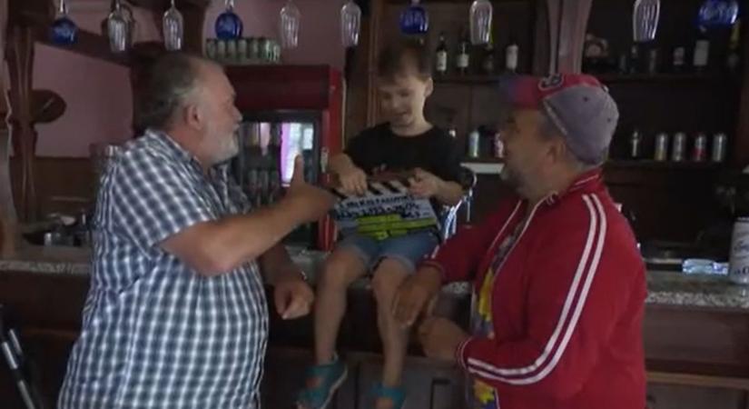 Mosolyt csalt egy szegedi kisfiú arcára Hevér Gábor és Csuja Imre, színészek és rajongók segítenek, hogy esélye legyen Gerinek a gyógyulásra