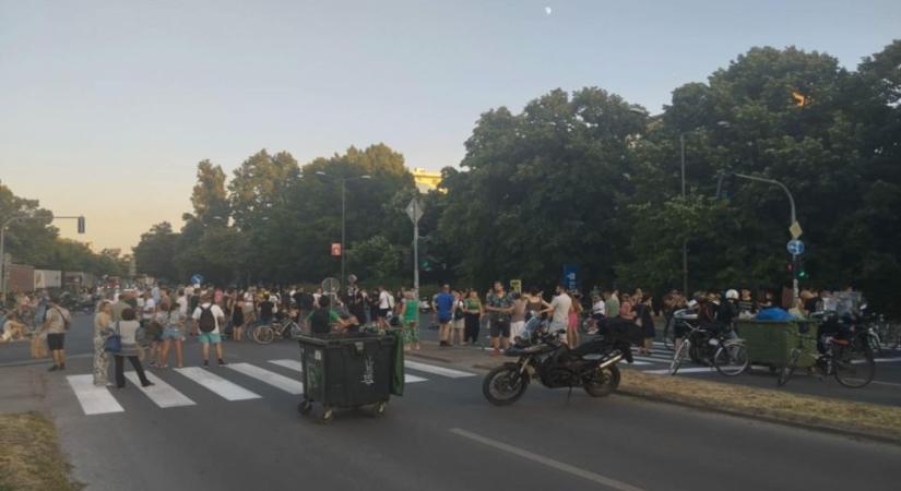 Tábort vertek a tüntetők a forgalmi csomópontban